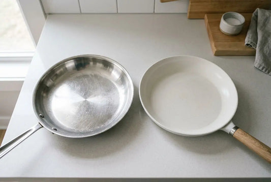Poêle céramique ou inox : laquelle choisir sans acier ni téflon ?