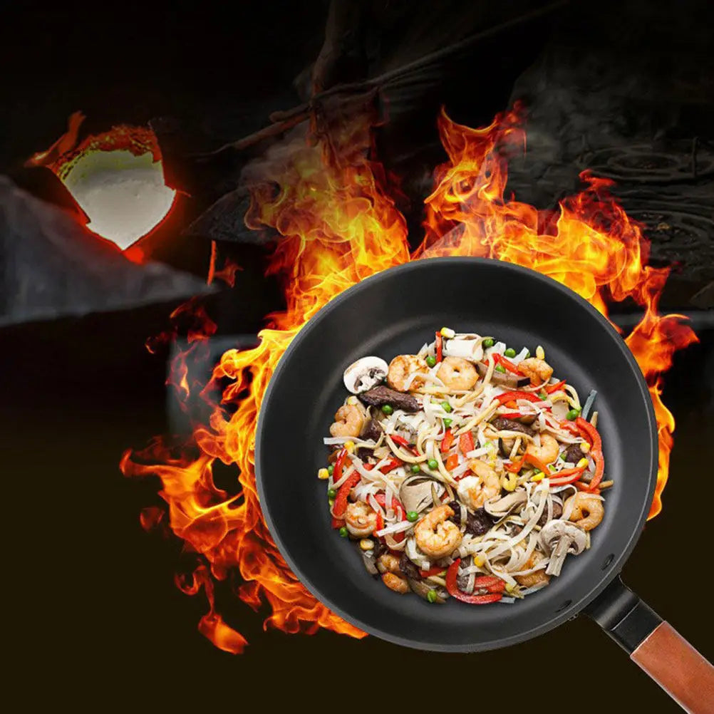 Wok KUROKO contenant des crevettes, des champignons et des légumes, dans une mise en scène entourée de flammes.