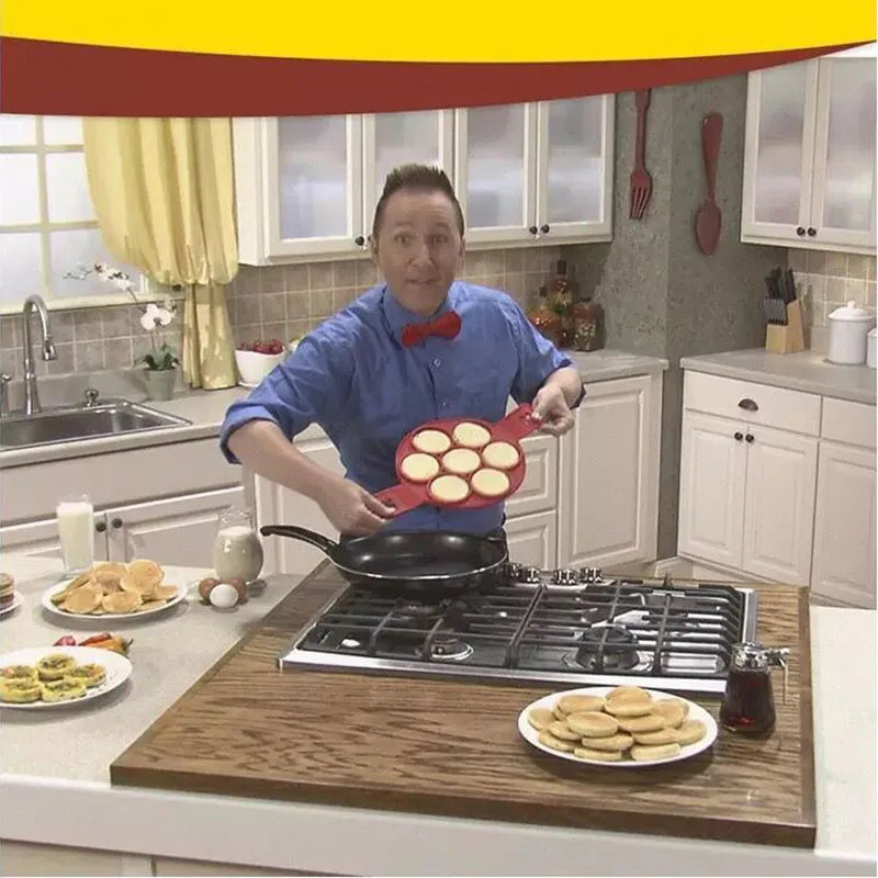 Moule à pancakes FLIPCOOK™ posé sur une poêle