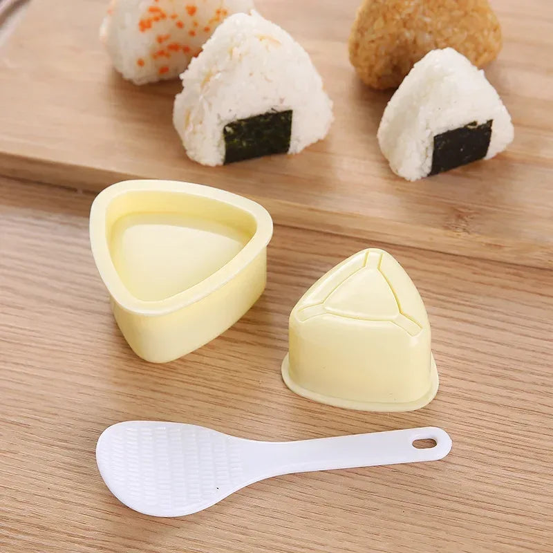 onigiri maison réalisé avec moule triangle BENTOMOULE™