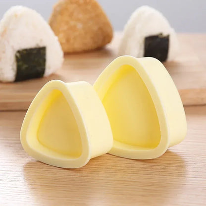 préparation onigiri avec moule BENTOMOULE™